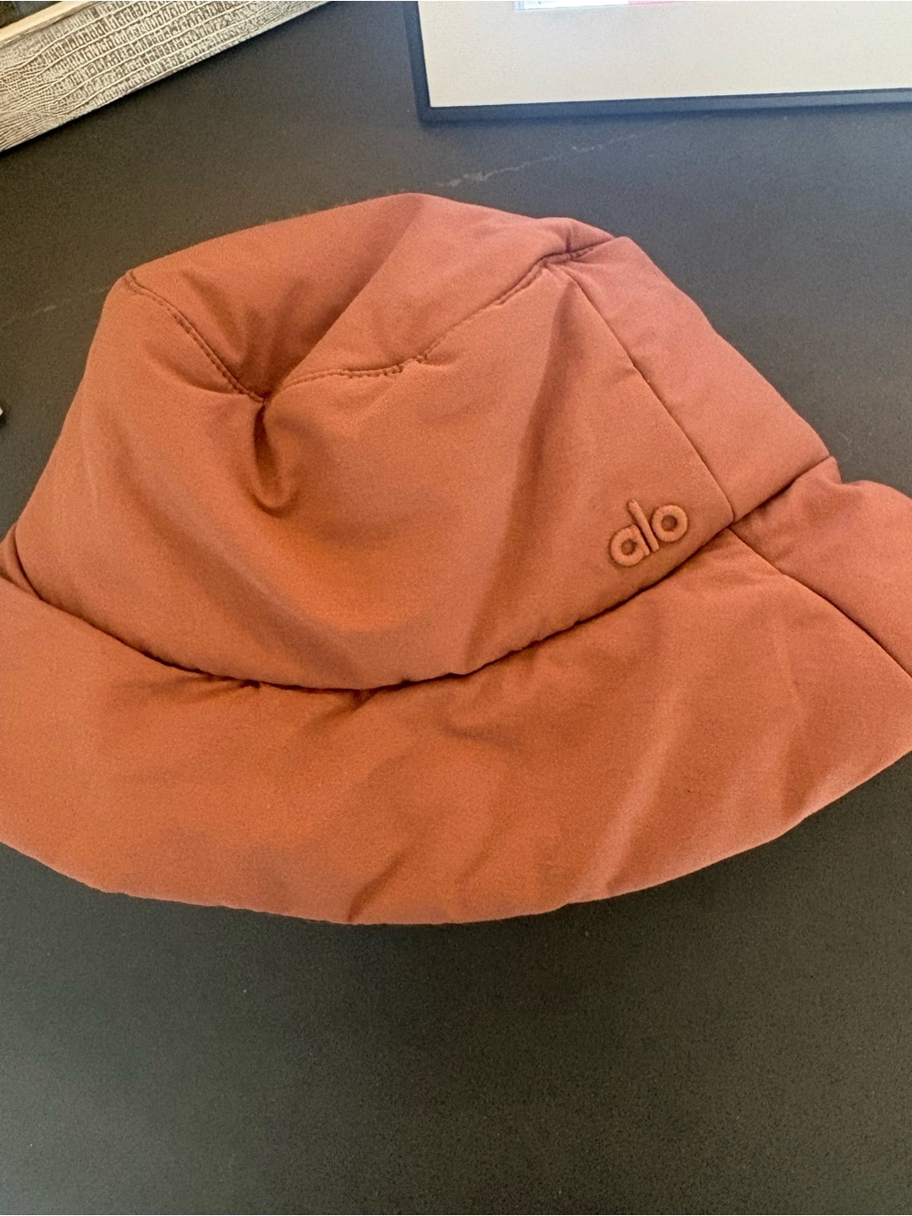 Alo Yoga Good Shade Puffer Bucket Hat in Mauve